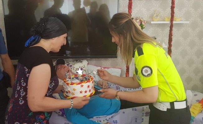 Polis memurlarından engelli Can Ulaş Demirer'e sürpriz doğum günü