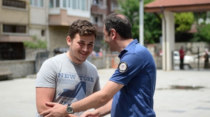 Sınava yanlış belgeyle gelen öğrencinin imdadına polis yetişti