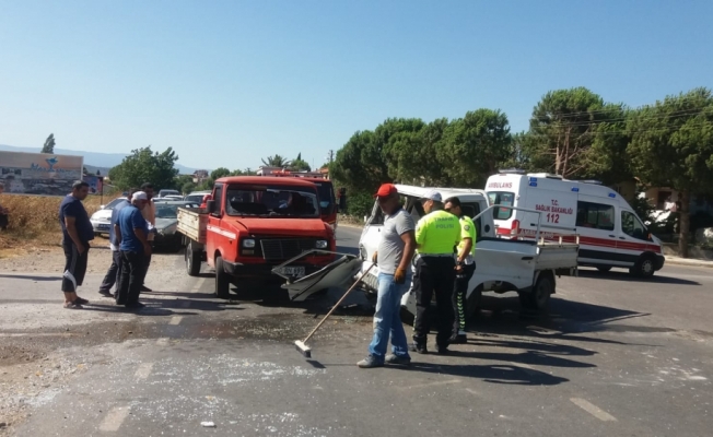 Balıkesir'de iki kamyonet çarpıştı: 4 yaralı