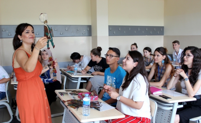 Balkan ülkelerinden gelen öğrenciler Hacivat ve Karagöz'ü öğrendi