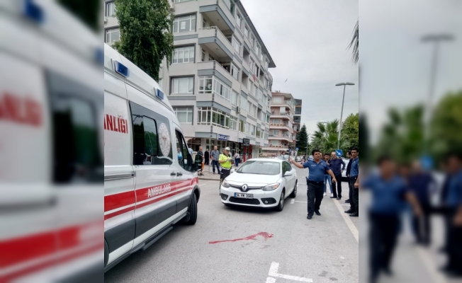 Karamürsel'de otomobilin çarptığı yaya yaralandı