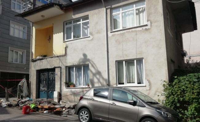 Kocaeli'de balkon çöktü: 1 yaralı