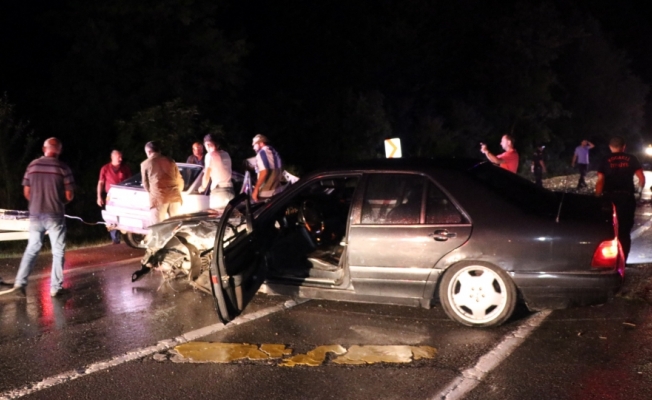 Kocaeli'de iki otomobil çarpıştı: 5 yaralı