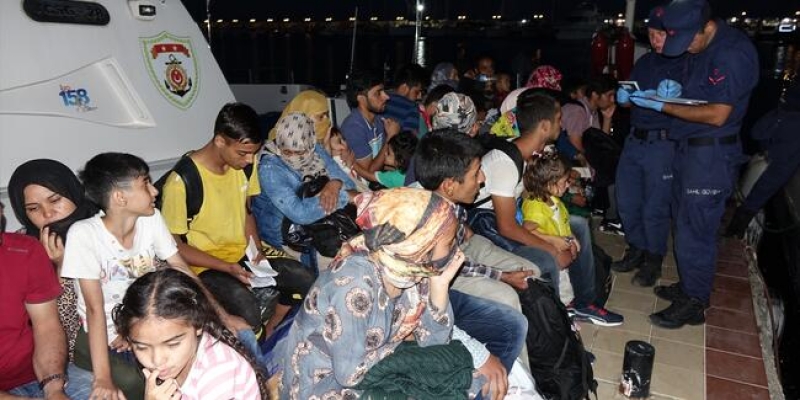 Küçükçekmece'de 20 düzensiz göçmen yakalandı