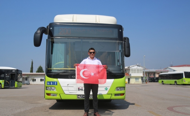Otobüs şoförünün Türk bayrağı hassasiyeti güvenlik kamerasında