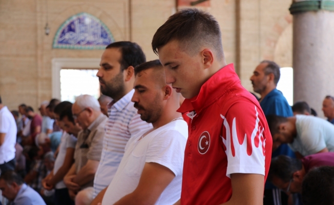 Pehlivanlar, Selimiye Camisi'nde cuma namazını kıldı