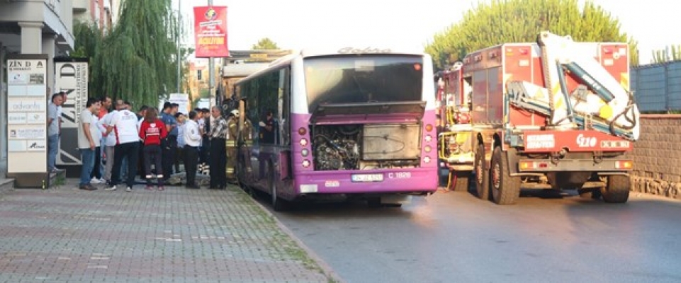 Halk otobüsü hafriyat tırına çarptı