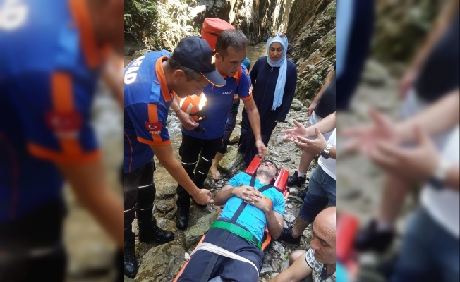 Kanyonda düşerek yaralanan kişiyi AFAD ekipleri kurtardı