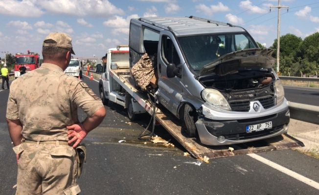 Tekirdağ'da minibüs refüjdeki bariyerlere çarptı: 2 ölü, 3 yaralı