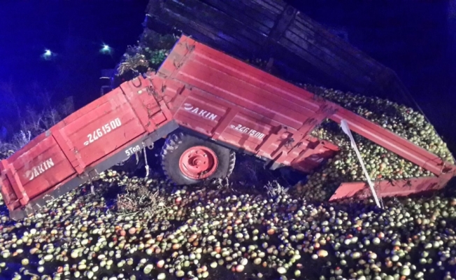 Domates yüklü traktör tırla çarpıştı: 1 ölü