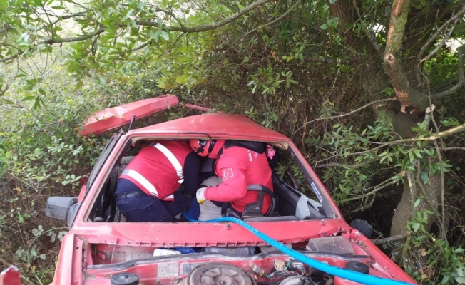 Balıkesir'de otomobil devrildi: 1 ölü, 1 yaralı