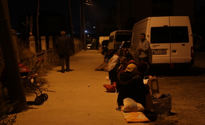 Çerkezköy'de bazı vatandaşlar geceyi sokak ve parklarda geçirdi