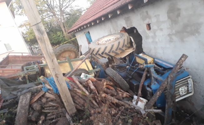 Ev ve ahırın duvarına çarpan traktörün sürücüsü öldü