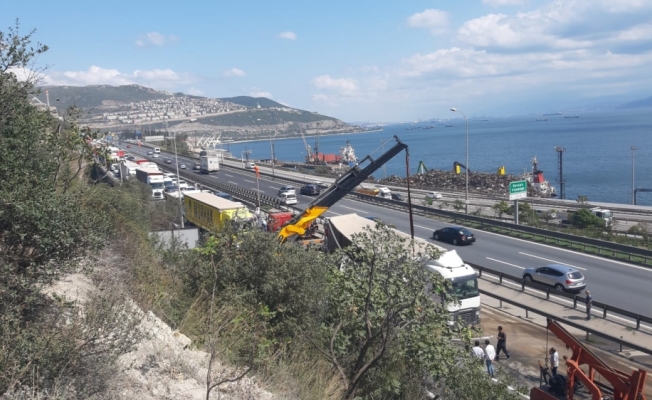 Anadolu Otoyolu'nda ambalajlı su yüklü tır devrildi