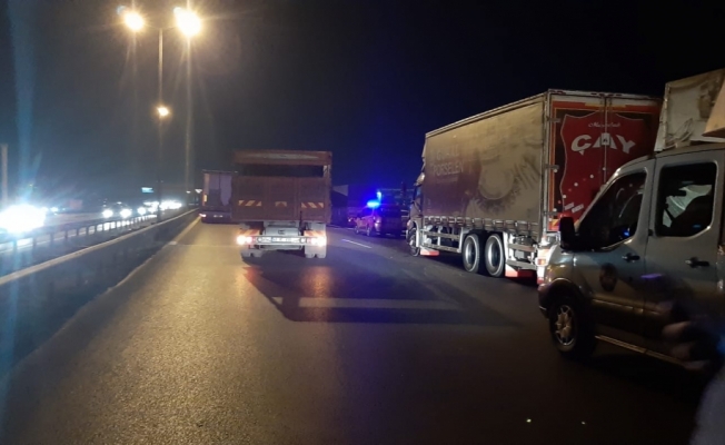 Kamyon devrildi, Anadolu Otoyolu trafiğe kapandı