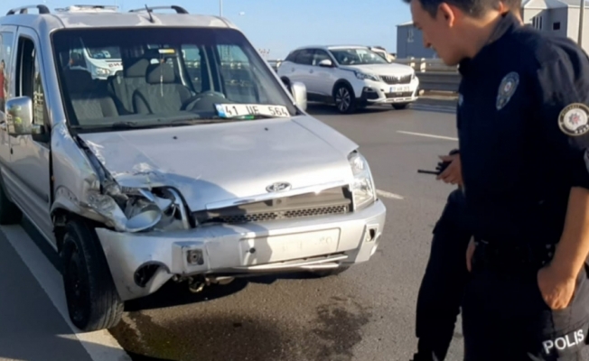 Kocaeli'de otomobille hafif ticari araç çarpıştı: 2 yaralı
