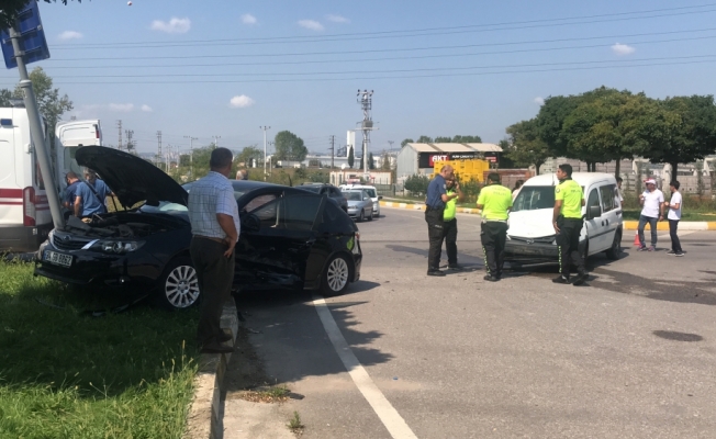 Kocaeli'de otomobille hafif ticari araç çarpıştı: 4 yaralı