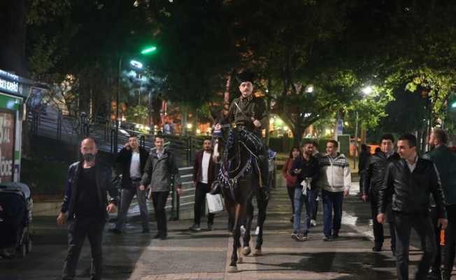 Atla şehir meydanında gezip Atatürk'ü canlandırdı