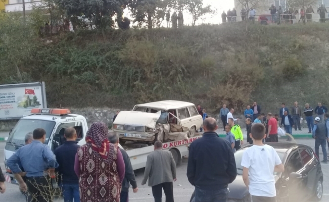 Bursa'da iki otomobil çarpıştı: 1 ölü, 5 yaralı