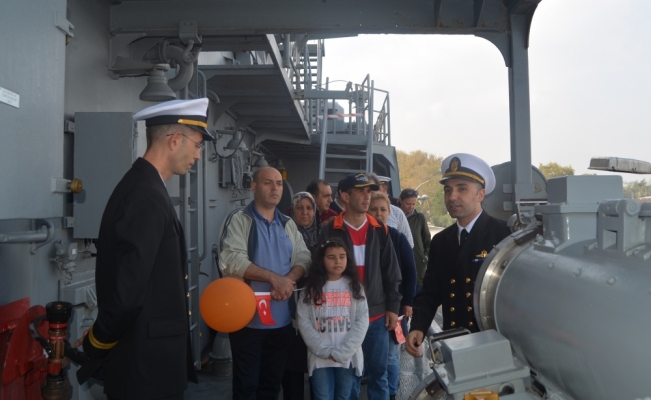 Donanma gemileri ziyarete açıldı