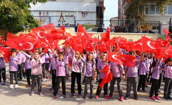 Öğrenciler Mehmetçik için bayraklarla şarkı söyledi