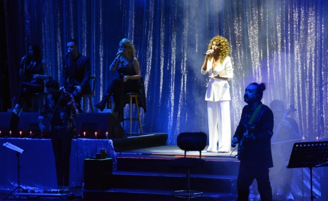 Şarkıcı Sıla Bursa'da konser verdi
