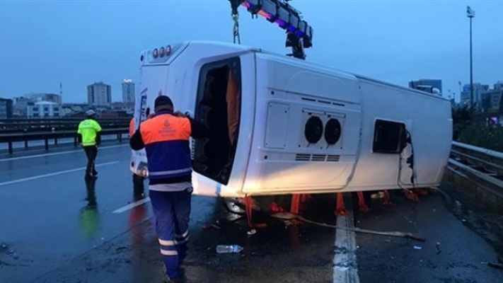 TEM Otoyolu'nda servis midibüsü devrildi: 16 yaralı