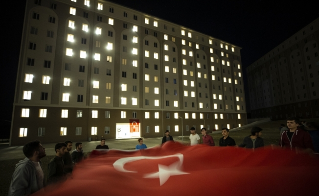 Yurtta kalan öğrencilerden Mehmetçik'e ışıklı destek