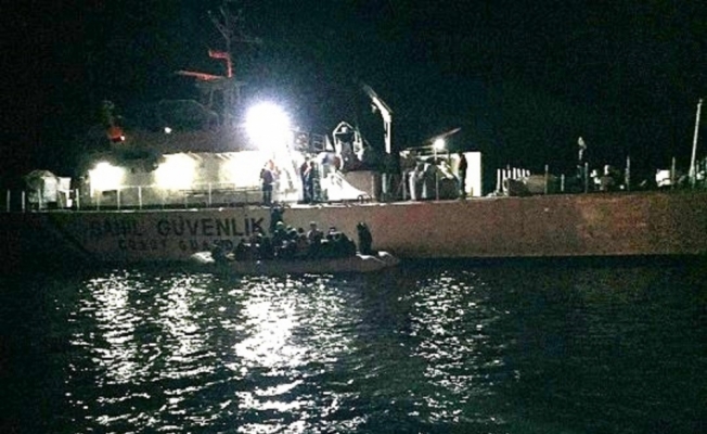 Ayvalık açıklarında durdurulan bot ve teknedeki 51 düzensiz göçmen yakalandı
