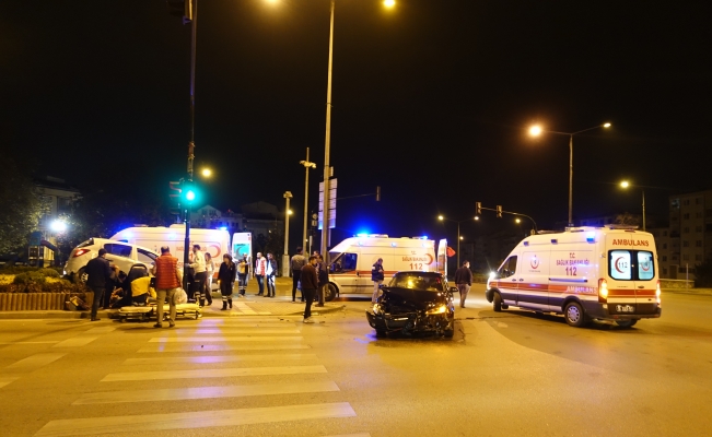 Bursa'da iki otomobilin çarpışması sonucu 3 kişi yaralandı