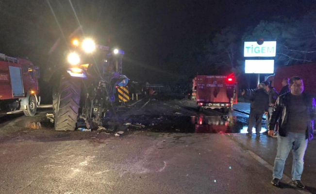 Bursa'da traktör ile çekici çarpıştı: 2 yaralı