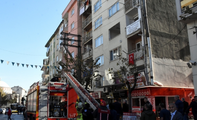 Bursa'da yangın çıkan apartmandaki 8 kişi dumandan etkilendi