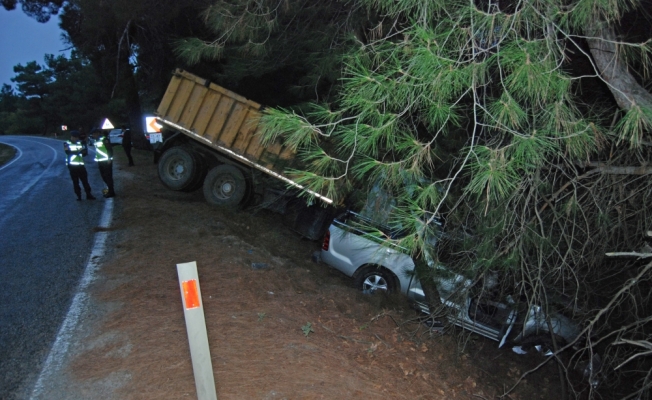 Çanakkale'de kamyonla ticari araç çarpıştı: 2 yaralı