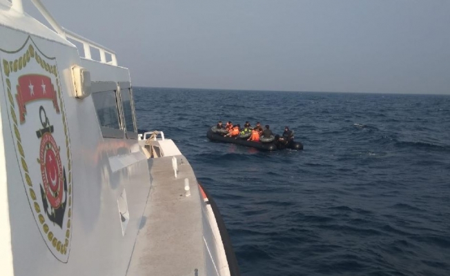 Denizde sürüklenen bottaki 28 düzensiz göçmen kurtarıldı