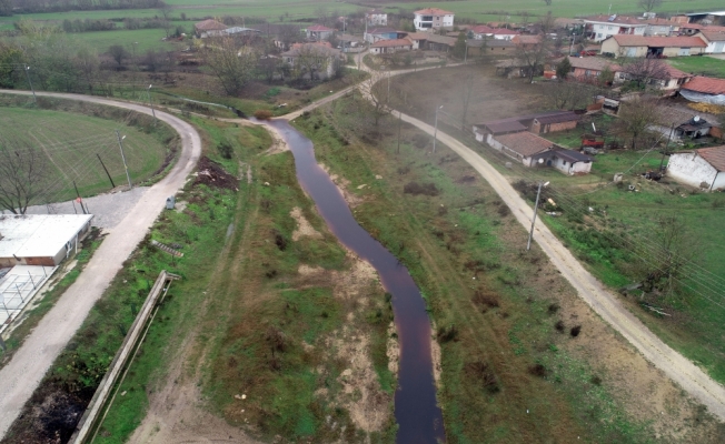 Edirne'de Hasan Ağa Deresi kirlilik kaynaklı koyu kahverengi akıyor