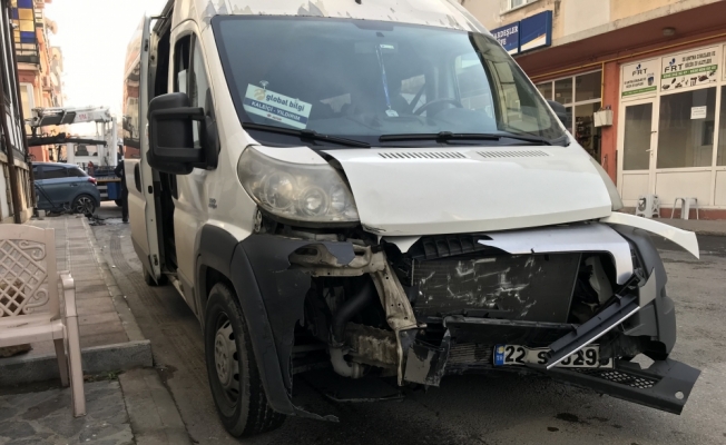 Edirne'de otomobille servis minibüsü çarpıştı: 4 yaralı