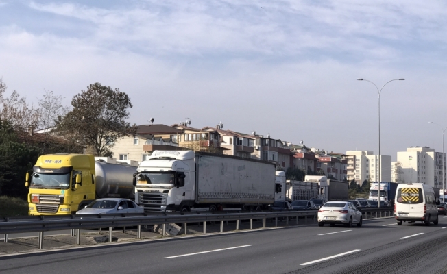 Kocaeli'de kamyonla midibüs çarpıştı: 5 yaralı