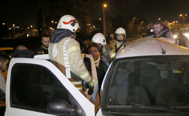 İstanbul'da İETT otobüsüyle otomobil çarpıştı: 3 yaralı