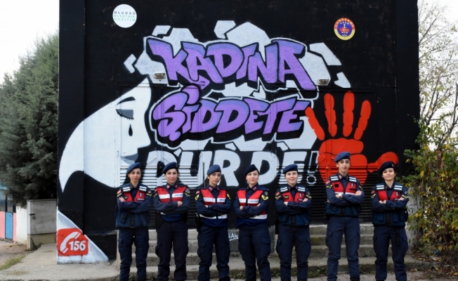 Kadın astsubaylar trafo binasına grafiti yaparak şiddete dikkat çekti