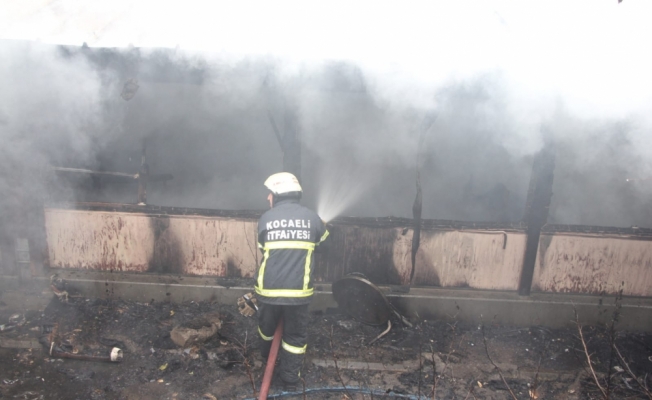 Kocaeli'de bahçesindeki prefabrik yanan okul tatil edildi
