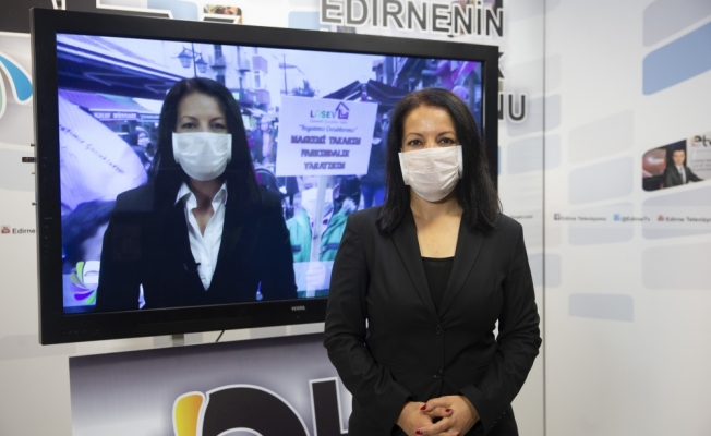 Lösemi hastalarına destek vermek için maskeyle haber sundu