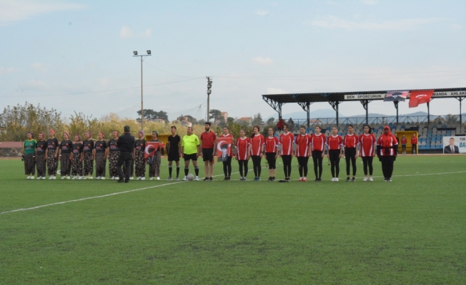 Şalvarspor kız futbol takımı, maça şalvar ve çemberleriyle çıktı