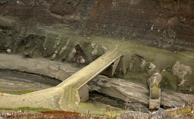 Yuvacık Barajı'nda su seviyesi düşünce eski köprü ortaya çıktı