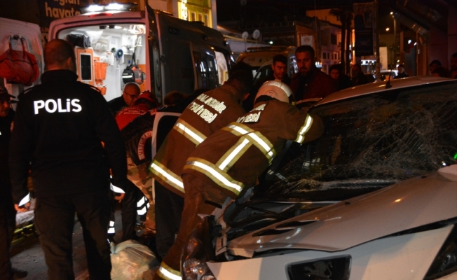 Balıkesir'de otomobil ile traktör çarpıştı: 5 yaralı
