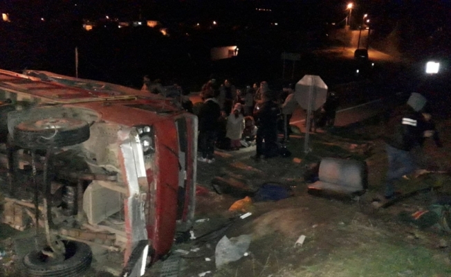 Çanakkale'de düzensiz göçmenleri taşıyan kamyon devrildi: 32 yaralı
