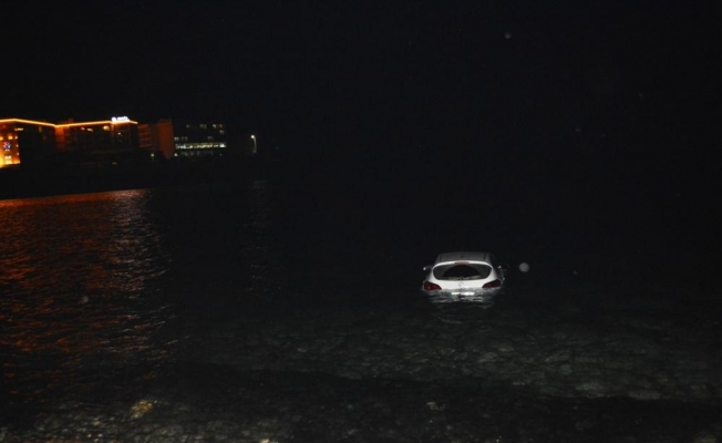 Denize düşen otomobilin sürücüsü hafif yaralandı