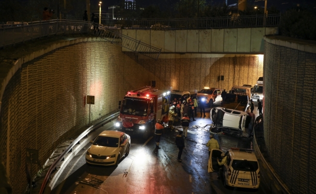 İstanbul'da otomobil alt geçide düştü: 1 yaralı