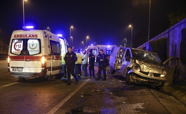 İstanbul'da panelvanla otomobil çarpıştı: 2 yaralı