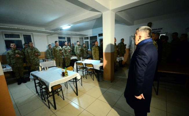 Kırklareli Valisi Bilgin, Bulgaristan sınırında nöbet tutan Mehmetçiği ziyaret etti