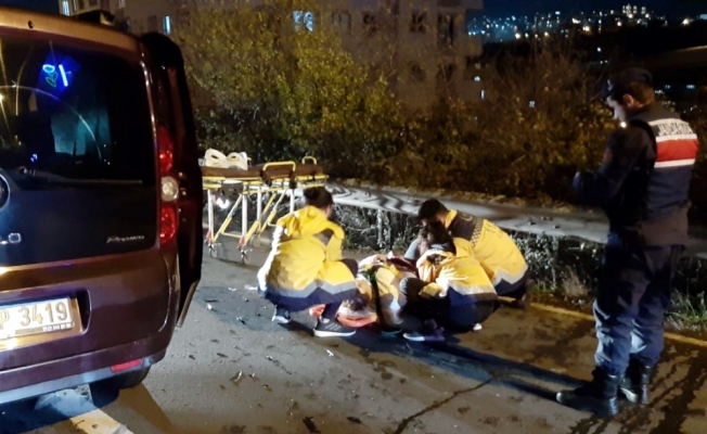 Gebze'de hafif ticari araçla otomobil çarpıştı: 4 yaralı